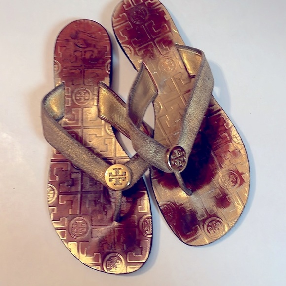 Tory Burch Thora Logo Embossed Leather Gold Thong Flat Sandals Sz 8 Women - Picture 6 of 7